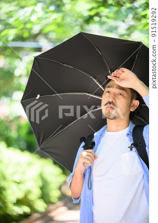 A man holding a parasol 91519292