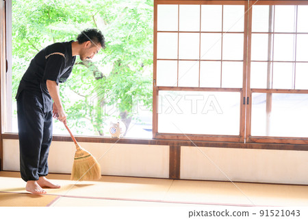A man who cleans 91521043