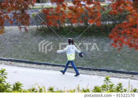 一位老年婦女在初冬的日子裡興高采烈地走的風景 91522170