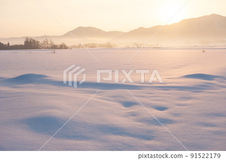 Satoyama Winter Dawn Road (Hiruzen Plateau) 91522179