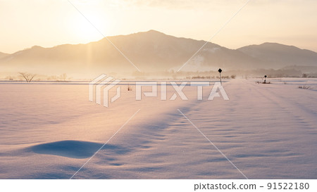 Satoyama Winter Dawn Road (Hiruzen Plateau) 91522180