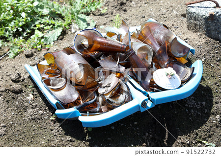 啤酒瓶，瓶子，垃圾，裂縫，休息，瓶裝啤酒，戶外，廢棄，玻璃，碎片，玻璃碎片 91522732