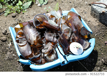 啤酒瓶,瓶子,垃圾,裂縫,休息,瓶裝啤酒,戶外,廢棄,玻璃,碎片,玻璃碎片 啤酒瓶,瓶子,垃圾,裂縫,休息,瓶裝啤酒,戶外,廢棄,玻璃,碎片,玻璃碎片 91522733