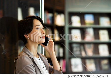 女商人辦公室智能手機對話電話 女商人辦公室智能手機對話電話 91523281