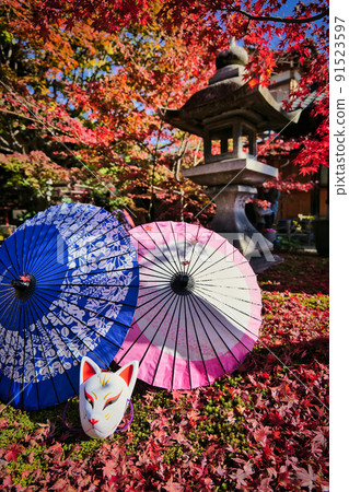 Autumn leaves, Japanese umbrella and fox face 91523597