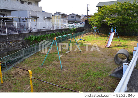 A small park in the city 91523840