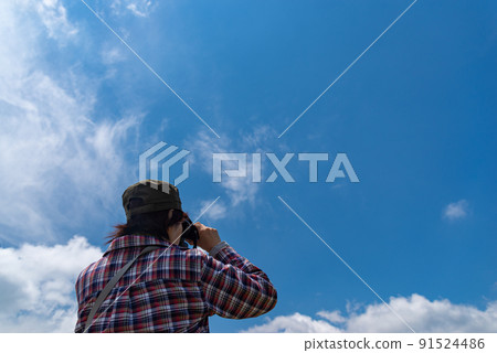 透過望遠鏡看 91524486