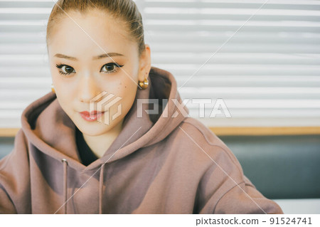 Lunch time woman 91524741