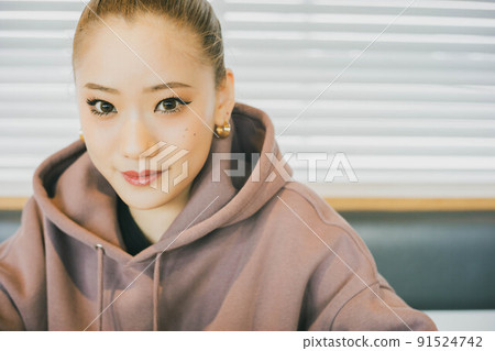 Lunch time woman 91524742