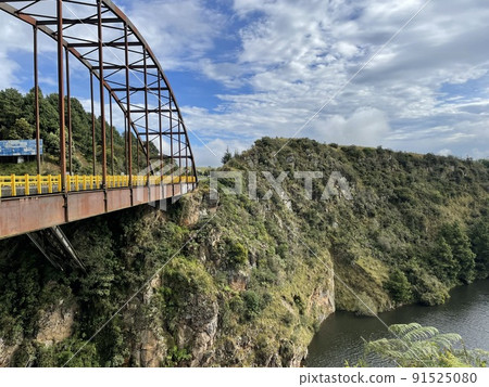 Lake and bridge 91525080