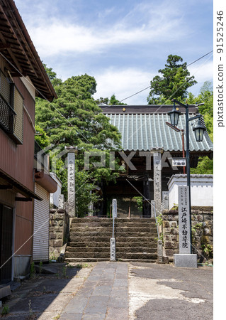 The main gate of Edosaki Fudoin, a temple of the Tendai sect The main gate of Edosaki Fudoin, a temple of the Tendai sect 91525246