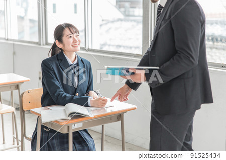 High school girls in uniforms studying at school (cram school / preparatory school) 91525434