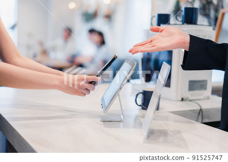 Young woman making a smartphone payment 91525747