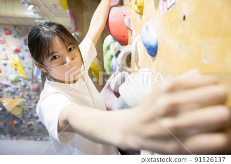 年輕女子抱石 91526137