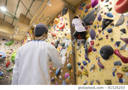 Bouldering kids school image Instructor giving instructions with a laser pointer 91526203