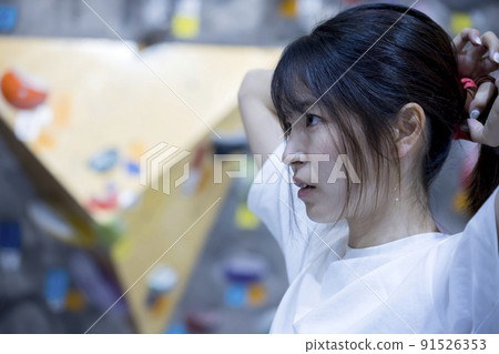 年輕女子在抱石前綁頭髮 年輕女子在抱石前綁頭髮 91526353