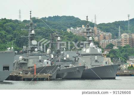 一艘護航船停泊在一個軍事港口 一艘護航船停泊在一個軍事港口 91526608