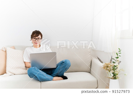 日本女人在家沙發上使用電腦 91527973