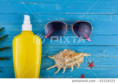 Flat lay composition with sunscreen and seashells Flat lay composition with sunscreen and seashells 91528523