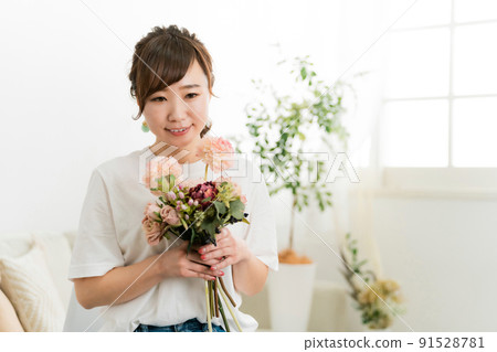 日本女人在家沙發上捧著花束（母親節/生日/結婚紀念日） 91528781