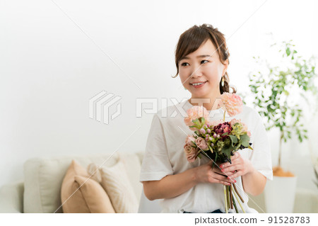 日本女人在家沙發上捧著花束（母親節/生日/結婚紀念日） 91528783