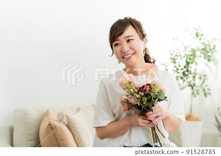 日本女人在家沙發上捧著花束（母親節/生日/結婚紀念日） 91528785