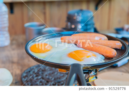 Camping outdoor fried egg breakfast landscape image material 91529776