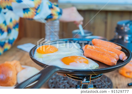 Camping outdoor fried egg breakfast landscape image material 91529777