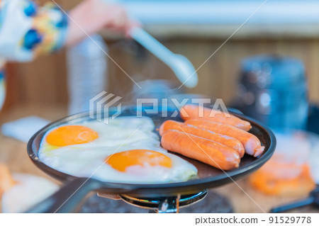Camping outdoor fried egg breakfast landscape image material 91529778