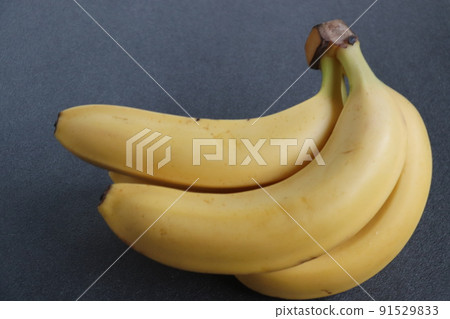 黑色背景香蕉 91529833