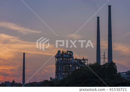 夕陽的天空，夕陽，水泥廠，暮色，西日，雲天 91530721