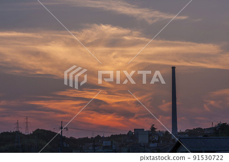 夕陽的天空，夕陽，水泥廠，暮色，西日，雲天 91530722
