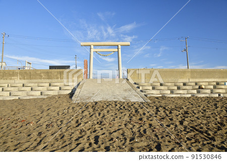 Taking a picture of the torii gate of Misogi beach in Kikonai-cho, Hokkaido in the summer Taking a picture of the torii gate of Misogi beach in Kikonai-cho, Hokkaido in the summer 91530846