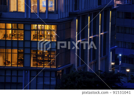 晚上從豪華建築的窗外看 晚上從豪華建築的窗外看 91531041