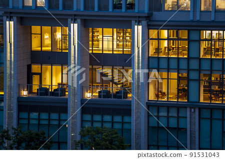 晚上從豪華建築的窗外看 晚上從豪華建築的窗外看 91531043