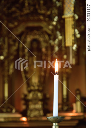 Take an image of a Buddhist altar 91531127