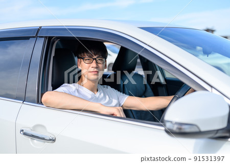 租一輛汽車的男性汽車拿著方向盤 租一輛汽車的男性汽車拿著方向盤 91531397