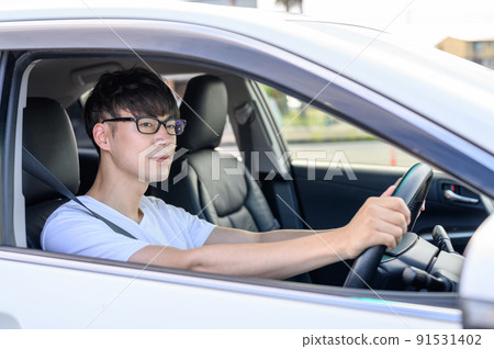 租一輛汽車的男性汽車拿著方向盤 租一輛汽車的男性汽車拿著方向盤 91531402