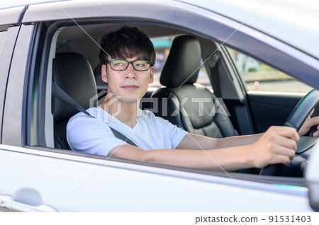 租一輛汽車的男性汽車拿著方向盤 租一輛汽車的男性汽車拿著方向盤 91531403