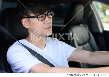 租一輛汽車的男性汽車拿著方向盤 租一輛汽車的男性汽車拿著方向盤 91531404