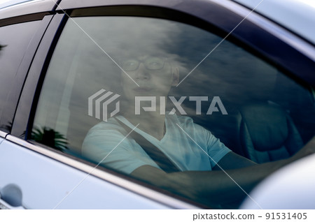 租一輛汽車的男性汽車拿著方向盤 租一輛汽車的男性汽車拿著方向盤 91531405