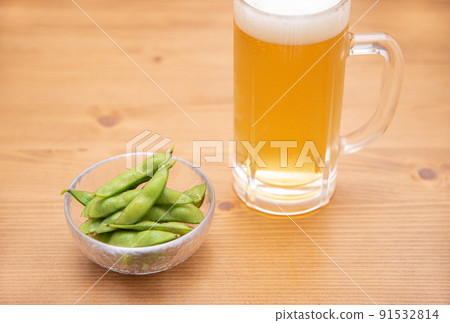 啤酒和毛豆作為晚間飲品 91532814