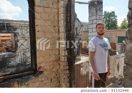 Man, resident of the Chernihiv, whose house was destroyed by russian artillery 91532946
