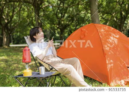 獨自露營的年輕女子 91533735