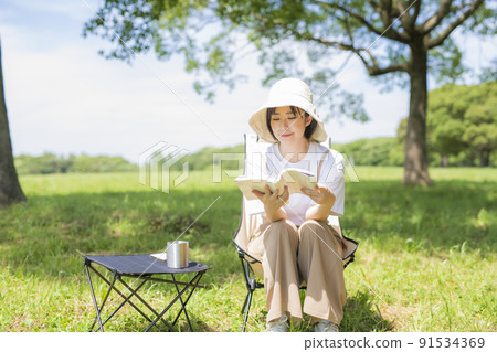 讀在公園的一個少婦 讀在公園的一個少婦 91534369