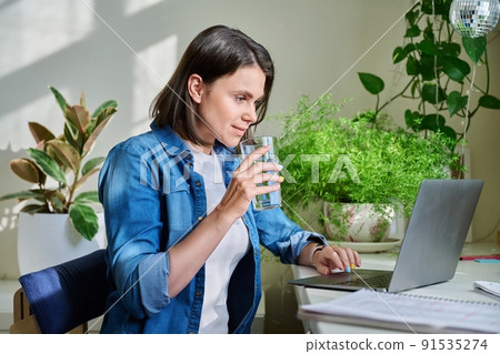 Young woman working studying at home using laptop computer 91535274