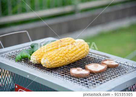 燒烤上的玉米、香菇和辣椒 燒烤上的玉米、香菇和辣椒 91535305