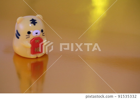 為黃金背景帶來好運的特邀貓貓公仔 91535332
