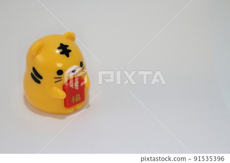 Invited cats and cat figurines that bring good fortune to a white background 91535396