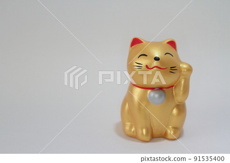 為白色背景帶來好運的邀請貓和貓雕像 91535400